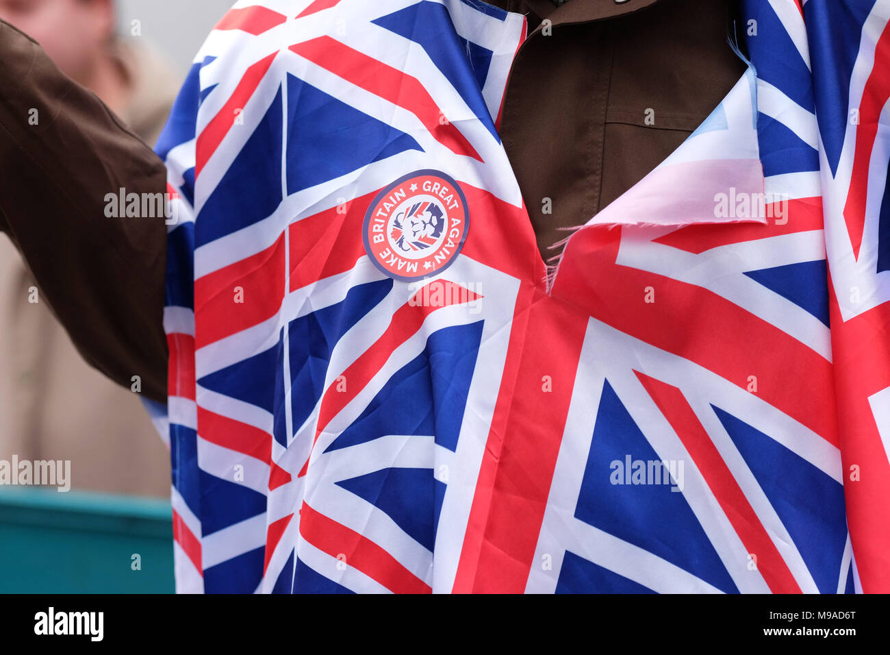 Birmingham, UK - Samedi 24 Mars 2018 - port d'un manifestant à nouveau faire la Grande-Bretagne Grand badge à la démonstration et de mars par le gars de Football Alliance ( ) en FLA Birmingham. Photo Steven Mai / Alamy Live News Banque D'Images