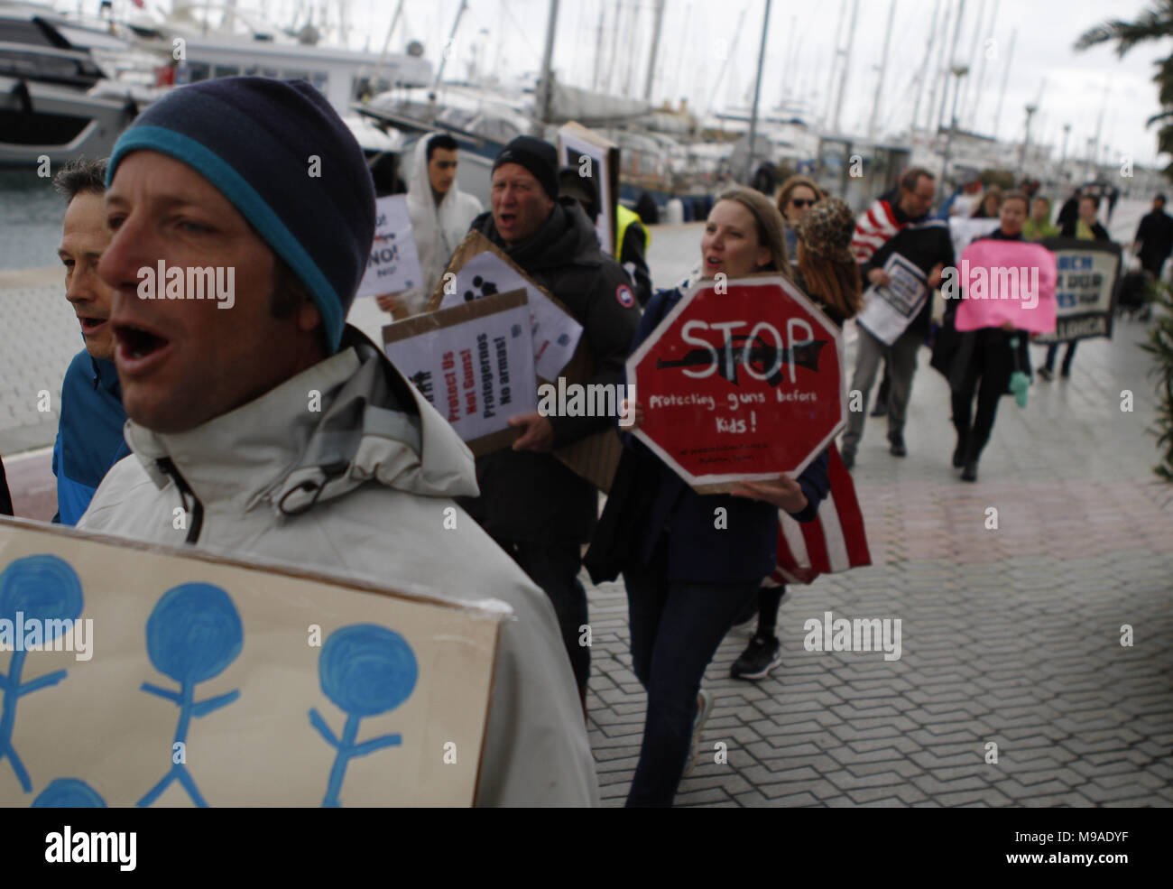 Palma, Îles Baléares, Espagne. 24Th Mar, 2018. Les résidents des États-Unis à Majorque a organisé une marche de solidarité avec les jeunes étudiants qui demande d'une cessation de la violence par armes à feu aux États-Unis instituts. Le 24 mars mouvement dans l'Organisation des successions demande que la vie et la sécurité deviennent une priorité et la fin de la violence armée et des fusillades dans les écoles aujourd'hui. De nombreuses marches sont présents dans le monde entier la principale mars qu'aura lieu à Washington, DC Crédit : Clara Margais/ZUMA/Alamy Fil Live News Banque D'Images