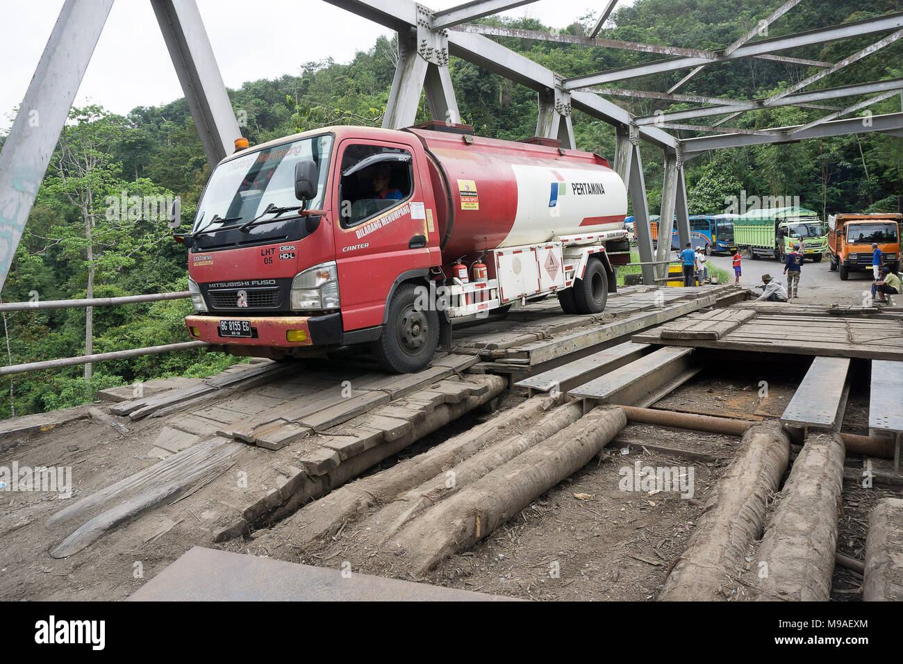 Lahat, Indonésie. 23ème mars, 2018.Les véhicules passant sur un pont d'urgence. Banque D'Images