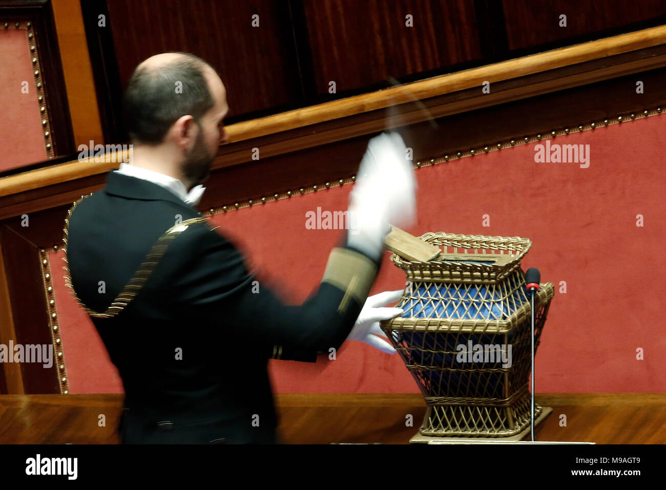 Rome, Italie. 24 mars, 2018. Urna, urne Roma 24/03/2018. Seduta al Senato con voto par eleggere il Presidente del Senato Rome le 24 mars 2018. Sénat. Votation pour élire le nouveau président du Sénat. Foto Samantha Zucchi Insidefoto insidefoto Crédit : srl/Alamy Live News Banque D'Images