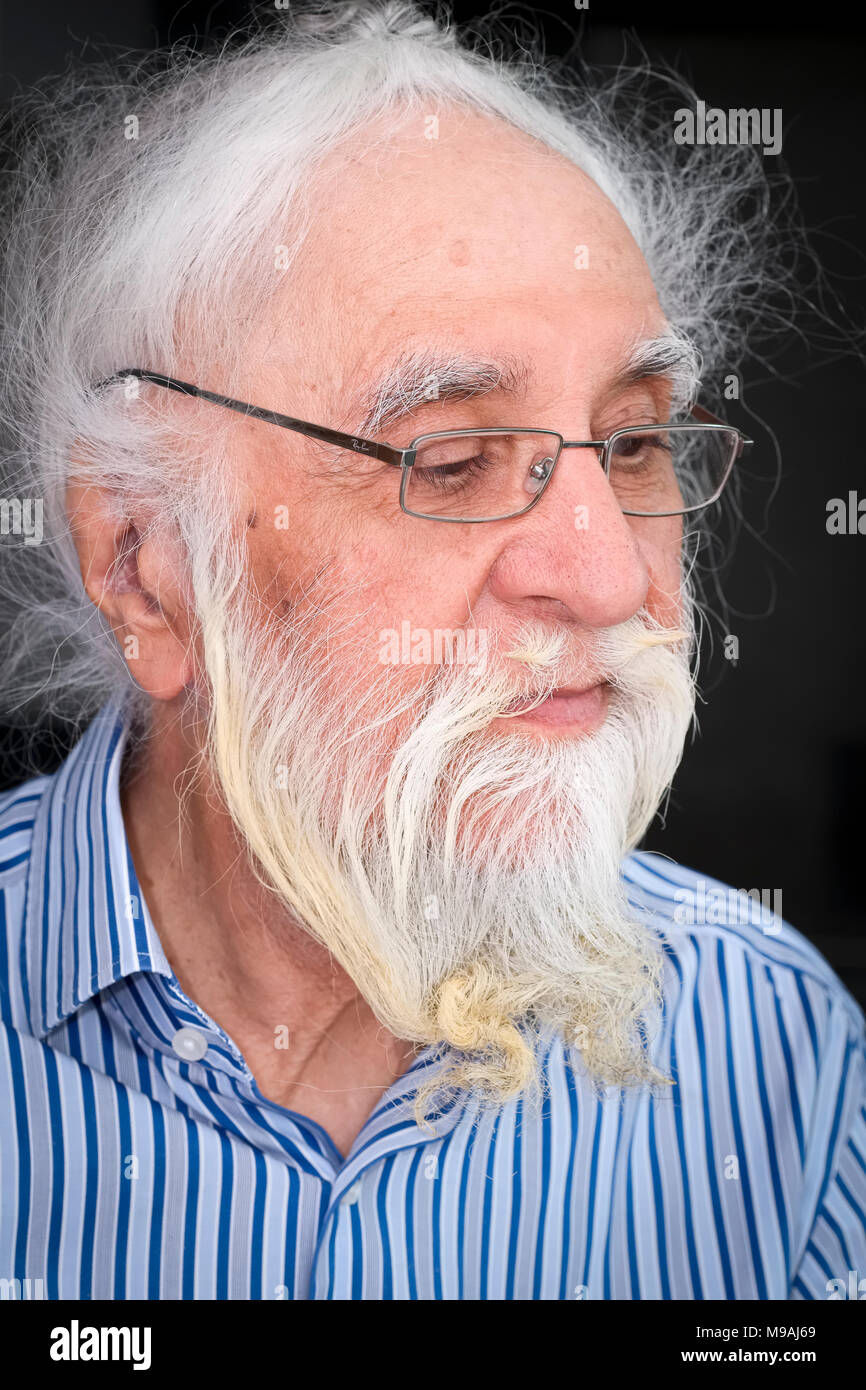 Portrait of Senior Man Indien Sikh de détente à la maison sans turban Banque D'Images