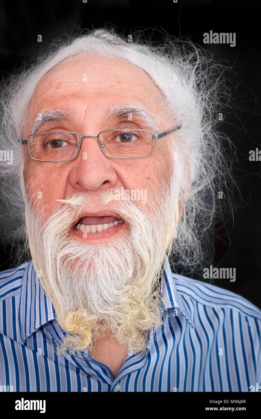 Portrait of Senior Man Indien Sikh de détente à la maison sans turban Banque D'Images