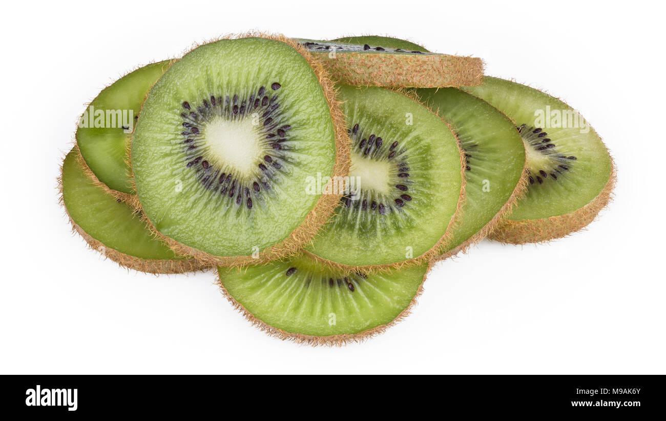 Pile de tranches de kiwis avec la peau brune. Les kiwis floue. L'Actinidia deliciosa. Close-up of green kiwifruits aigre-doux sur un fond blanc. Banque D'Images