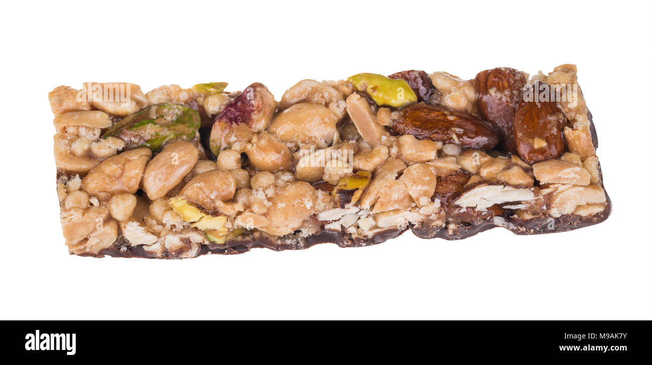 Yummy stick avec amandes, pistaches et cacahuètes. Close-up de confection chocolat sucré avec mélange de différents écrous dans le miel et caramel. Isolées. Banque D'Images