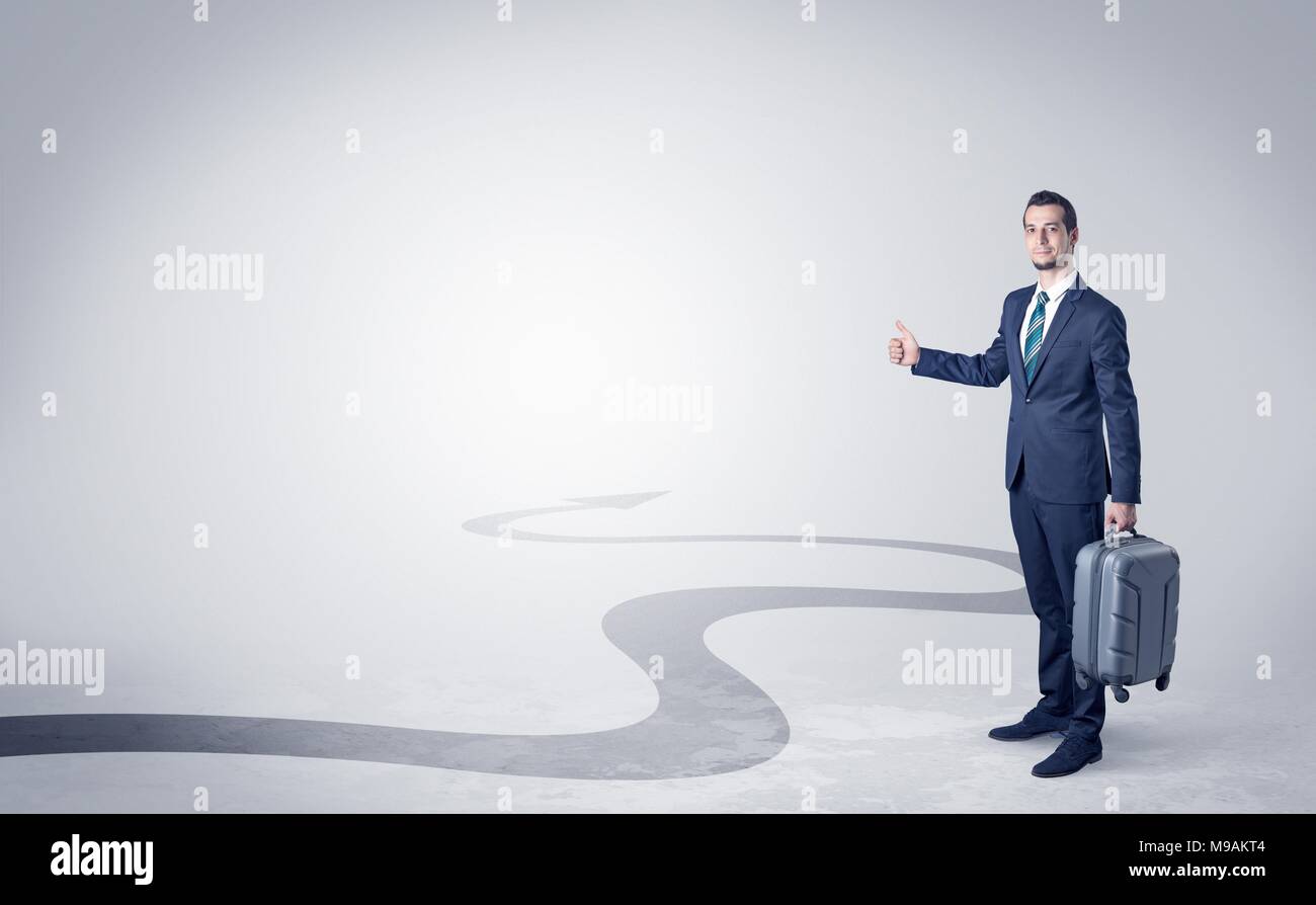 Jeune homme d'affaires l'auto-stop avec flèche progressif concept et copyspace Banque D'Images