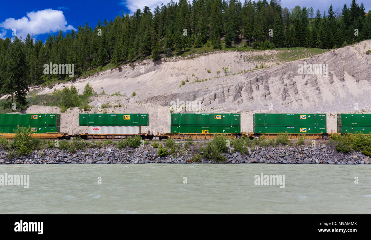 Revelstoke, Colombie-Britannique, Canada - Juin 2017 : train de marchandises du Canadien Pacifique. Banque D'Images