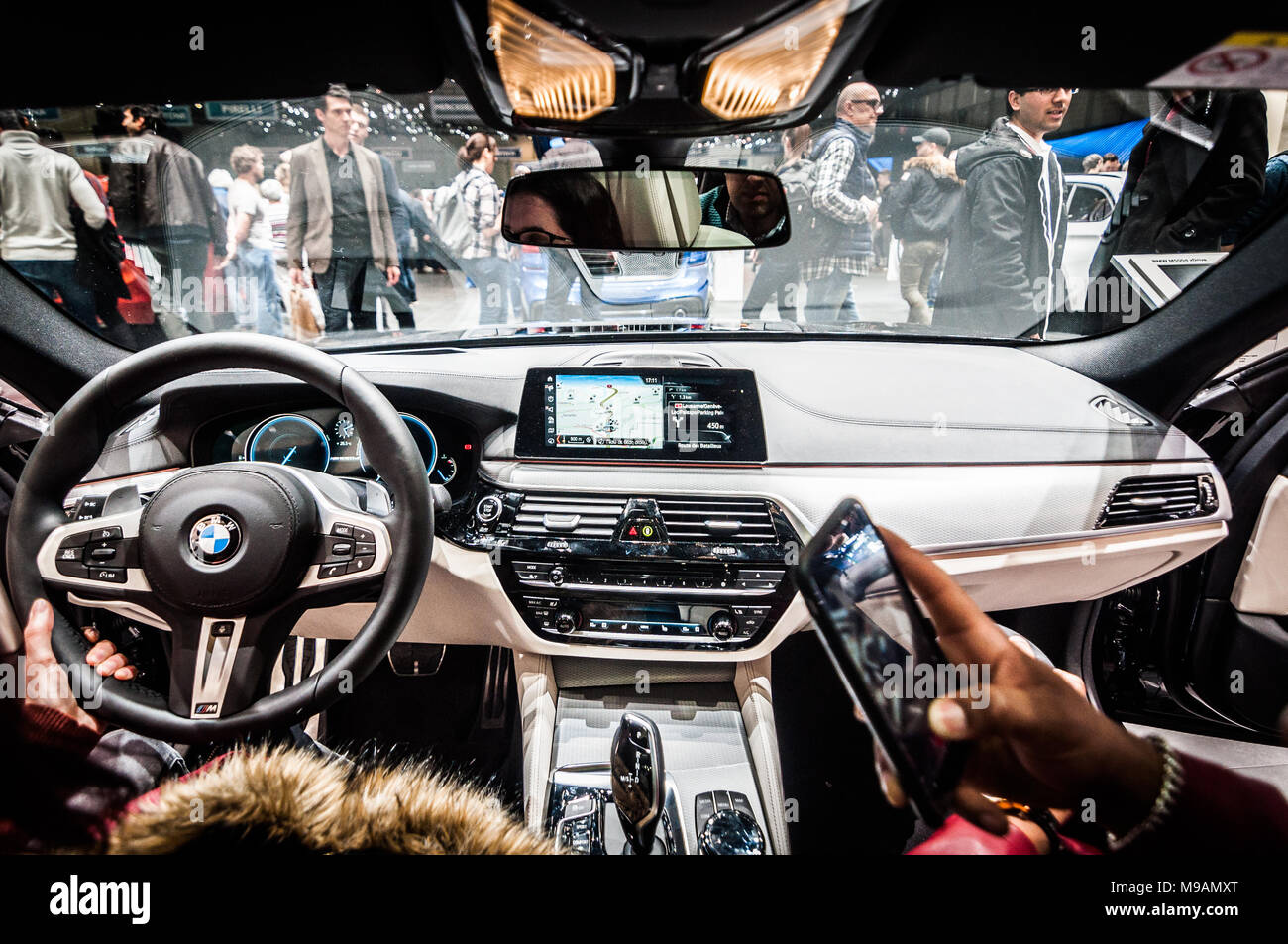 Genève, SUISSE - Le 17 mars 2018 : PLANCHE DE BORD BMW Voiture de sport ultra-rapide présenté lors de la 88e Salon International de l'Automobile de Genève. Banque D'Images