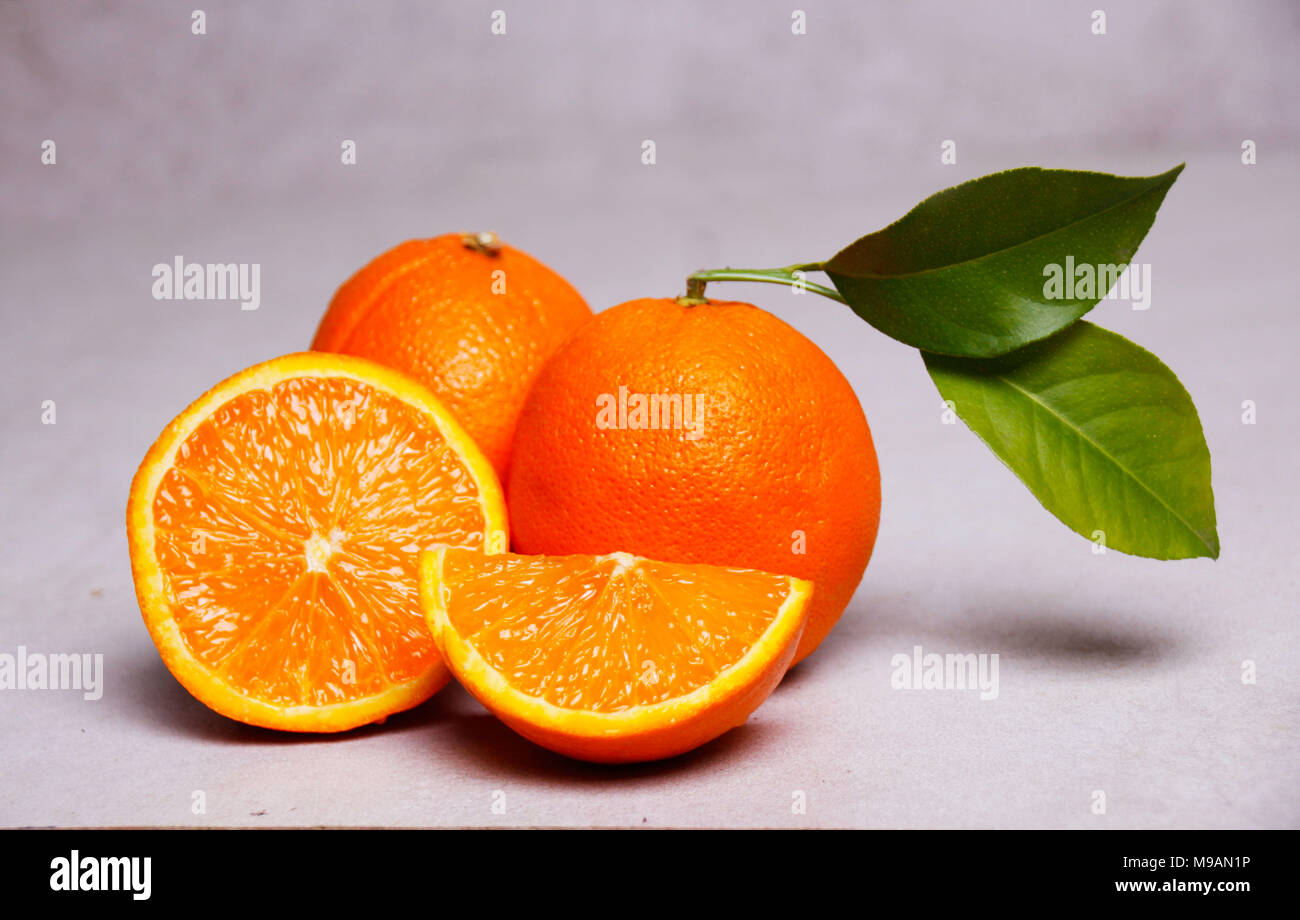 Un groupe d'Oranges bien établi, mûr et prêt à la consommation Banque D'Images