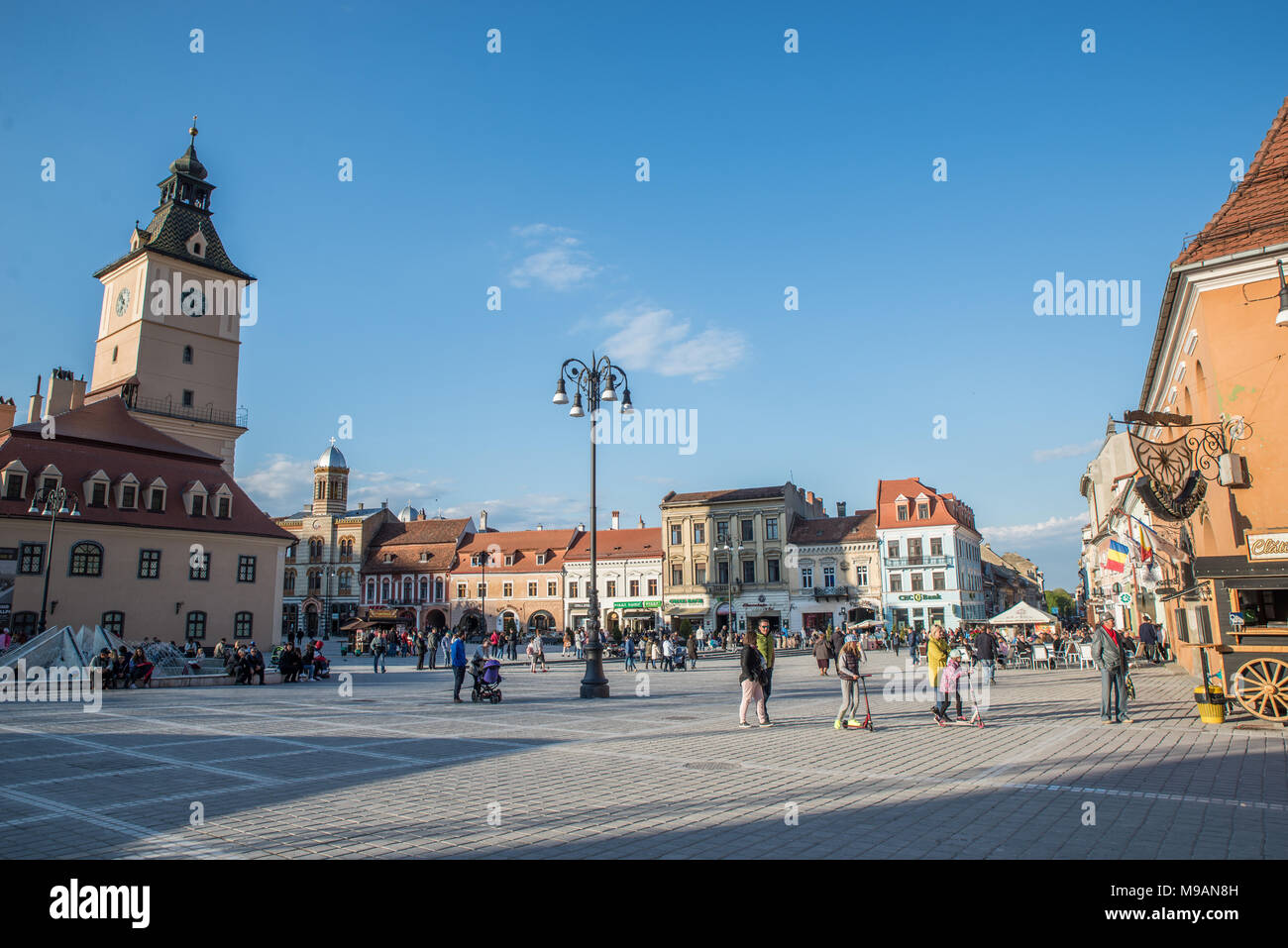 Les gens sur Piata Sfatului lors d'une journée ensoleillée, Brasov, en Transylvanie, Roumanie Banque D'Images