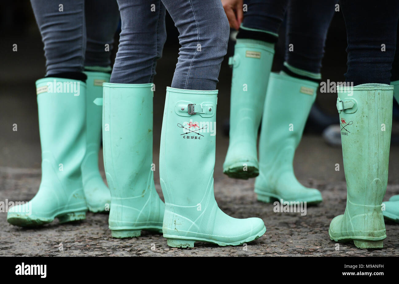 Les spectateurs Cambridge University Boat Club avant le Women's Boat Race sur la Tamise à Londres. Banque D'Images