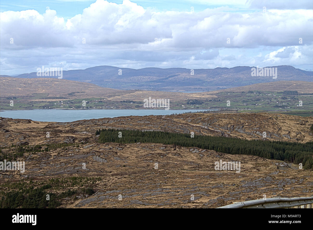 Campagne et vue sur la côte du Mont Gabriel, de l'Irlande. Un point culminant dans l'ouest de Cork un populaires pour touristes et vacanciers. Banque D'Images