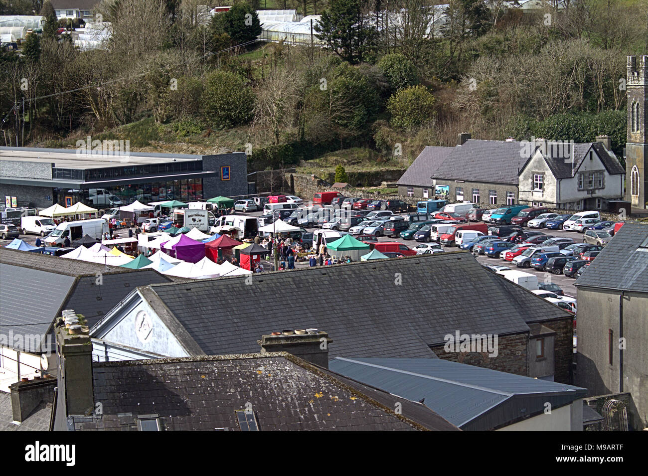 Corinella farmers market et des toits avec Aldi en l'arrière du terrain, de l'Irlande. Skibbereen est une destination de vacances populaire et touristique. Banque D'Images