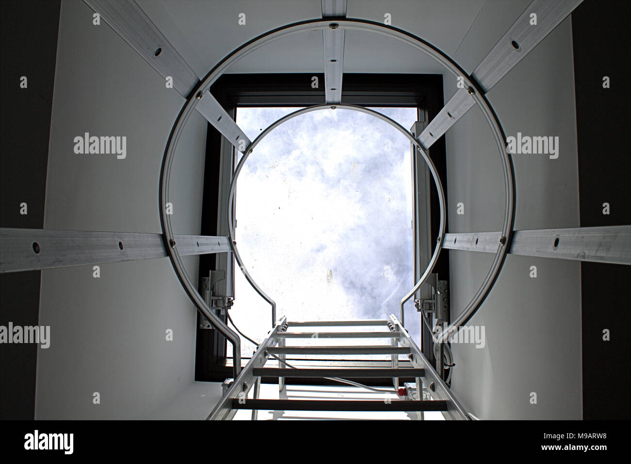 Vue vers le haut par le biais d'un accès au toit du bâtiment et le feu s'échapper. Banque D'Images