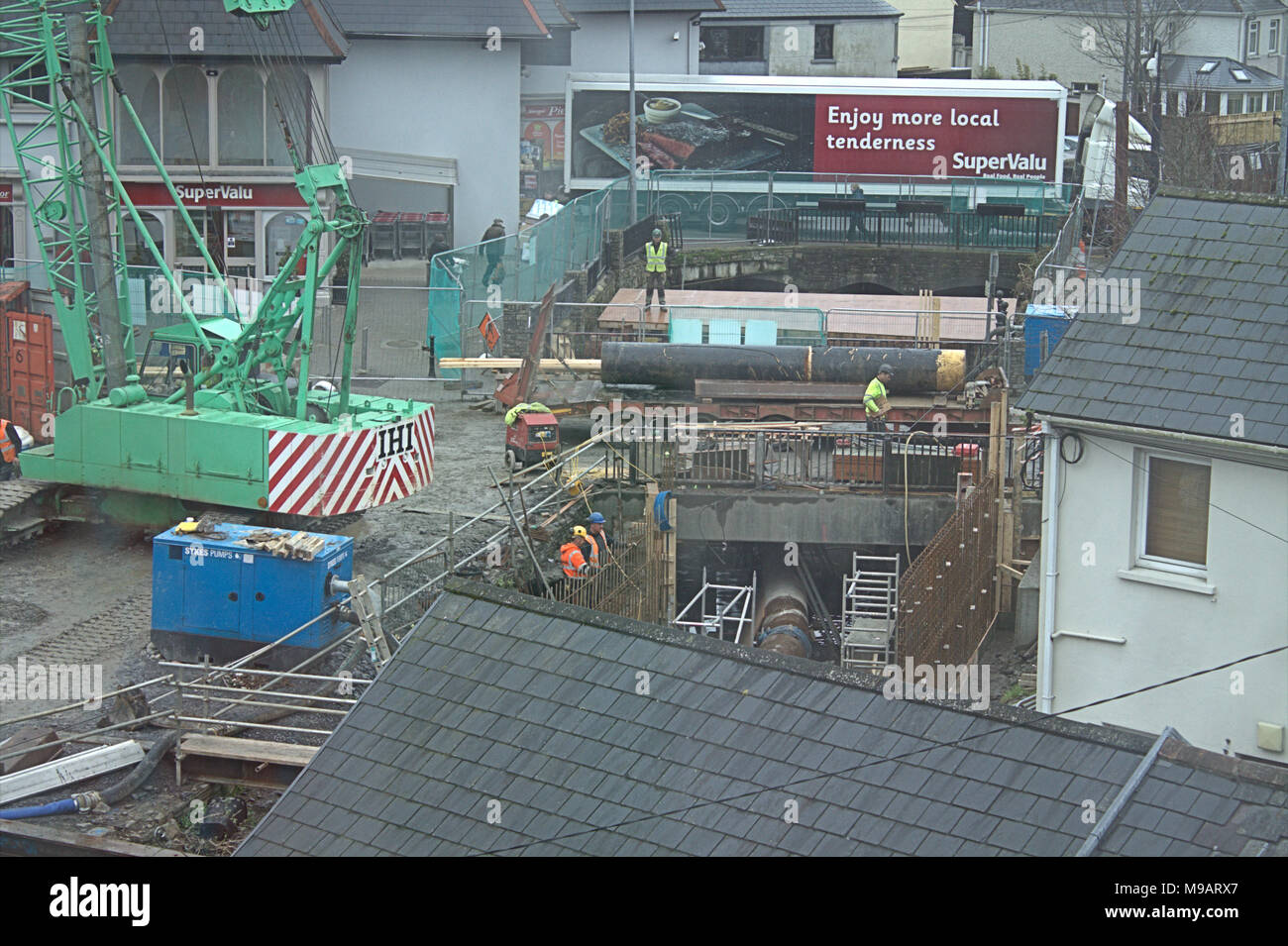 À la recherche vers le bas dans la défense contre les inondations du site de construction pour skibbereen, l'Irlande à partir de ci-dessus. Banque D'Images