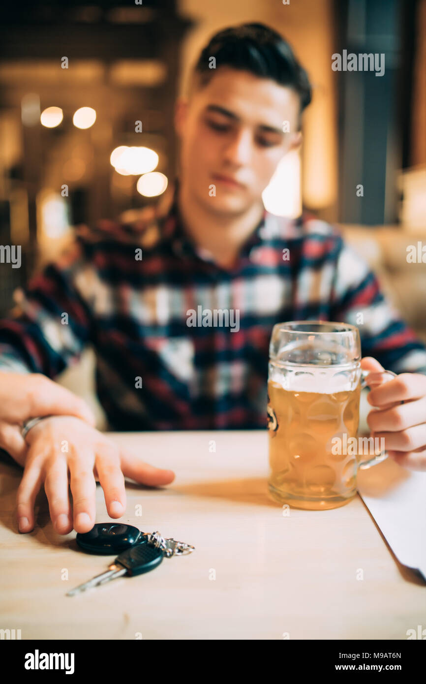 Portrait de l'homme ivre parle des clés de voiture et son ami l'arrêtant Banque D'Images