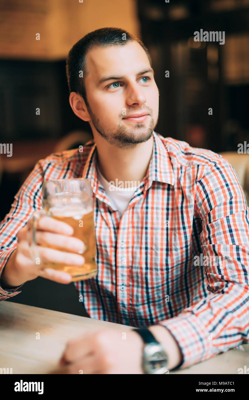 Les Hommes buvant de la bière. Portrait de beaux jeunes gens buvant de la bière. Banque D'Images