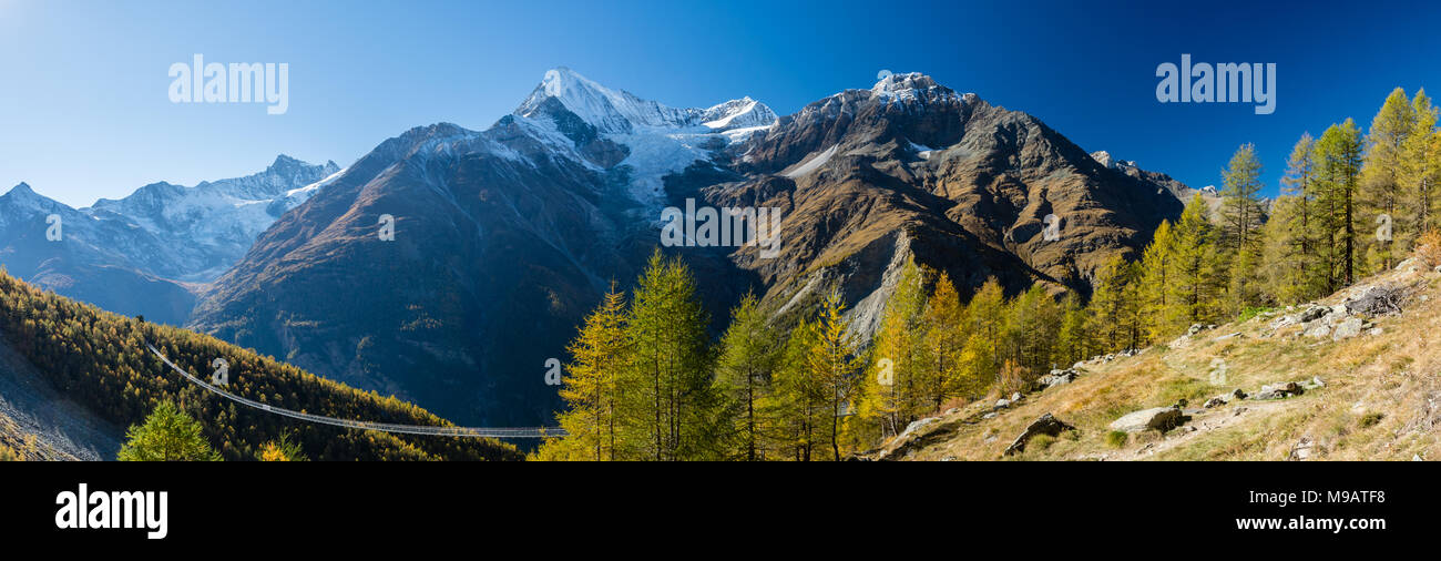 Vue panoramique sur Charles Kuonen pont suspendu de l'Alpes suisses, le plus long pont suspendu du monde Banque D'Images