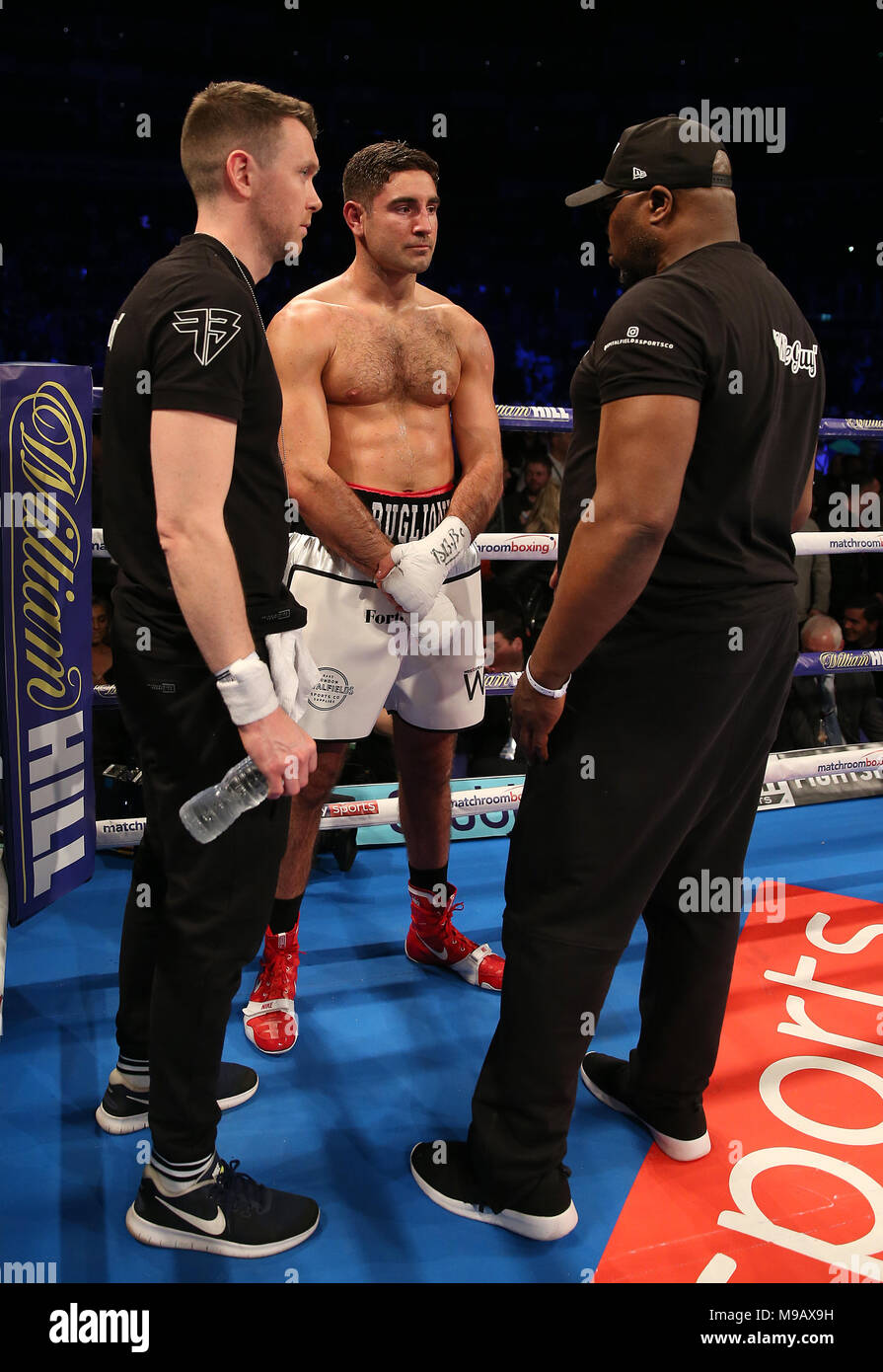 Frank Buglioni (centre) après avoir perdu le championnat britannique et du Commonwealth Light-Heavyweight concours à l'O2 Arena, Londres. ASSOCIATION DE PRESSE Photo. Photo date : Samedi 24 Mars, 2018. Voir l'activité de boxe histoire de Londres. Crédit photo doit se lire : Steven Paston/PA Wire Banque D'Images