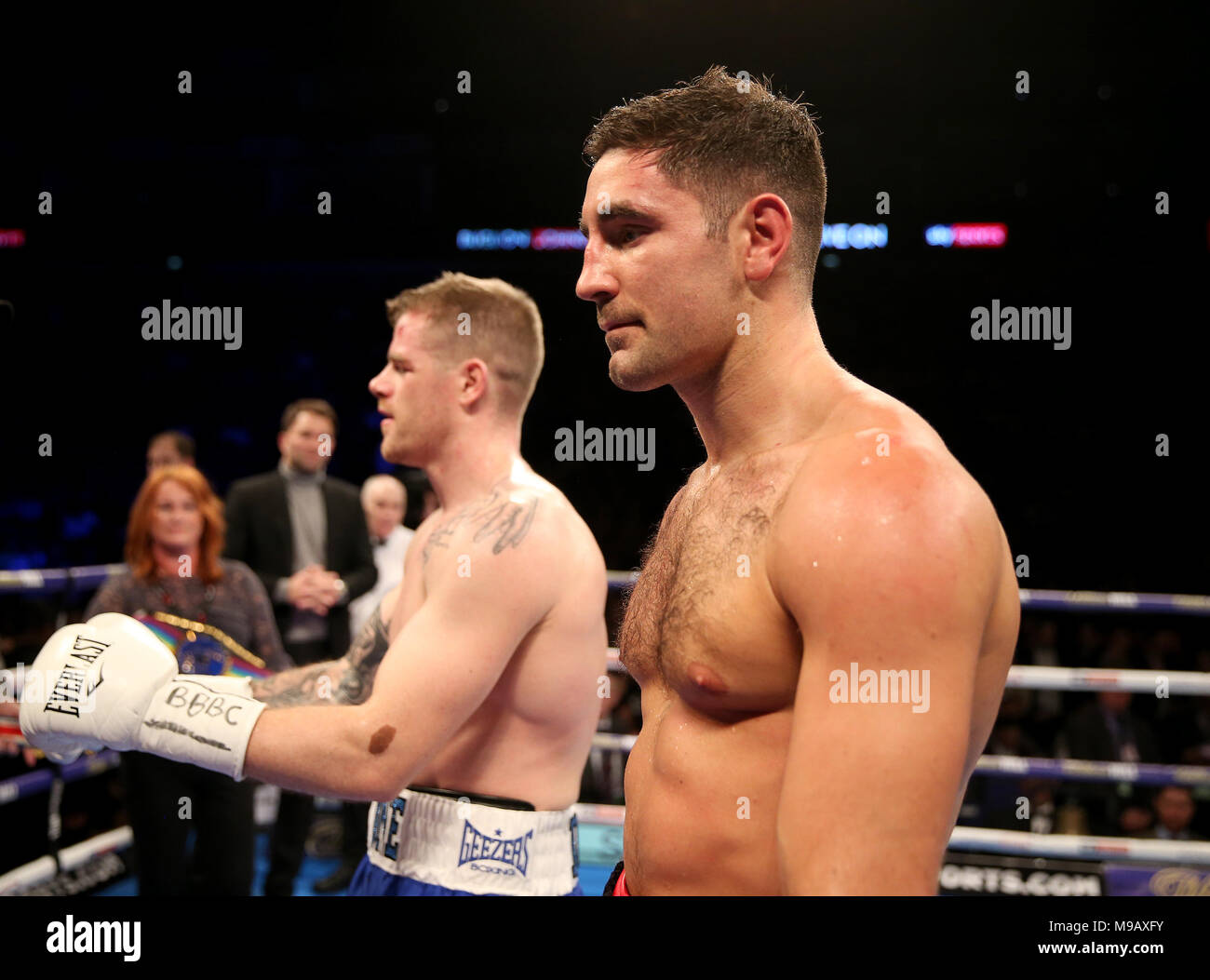 Frank Buglioni (à droite) apparaît déprimé après avoir perdu à Callum Johnson (à gauche) au premier tour du British et du Commonwealth Light-Heavyweight Championship contest à l'O2 Arena, Londres. ASSOCIATION DE PRESSE Photo. Photo date : Samedi 24 Mars, 2018. Voir l'activité de boxe histoire de Londres. Crédit photo doit se lire : Steven Paston/PA Wire Banque D'Images