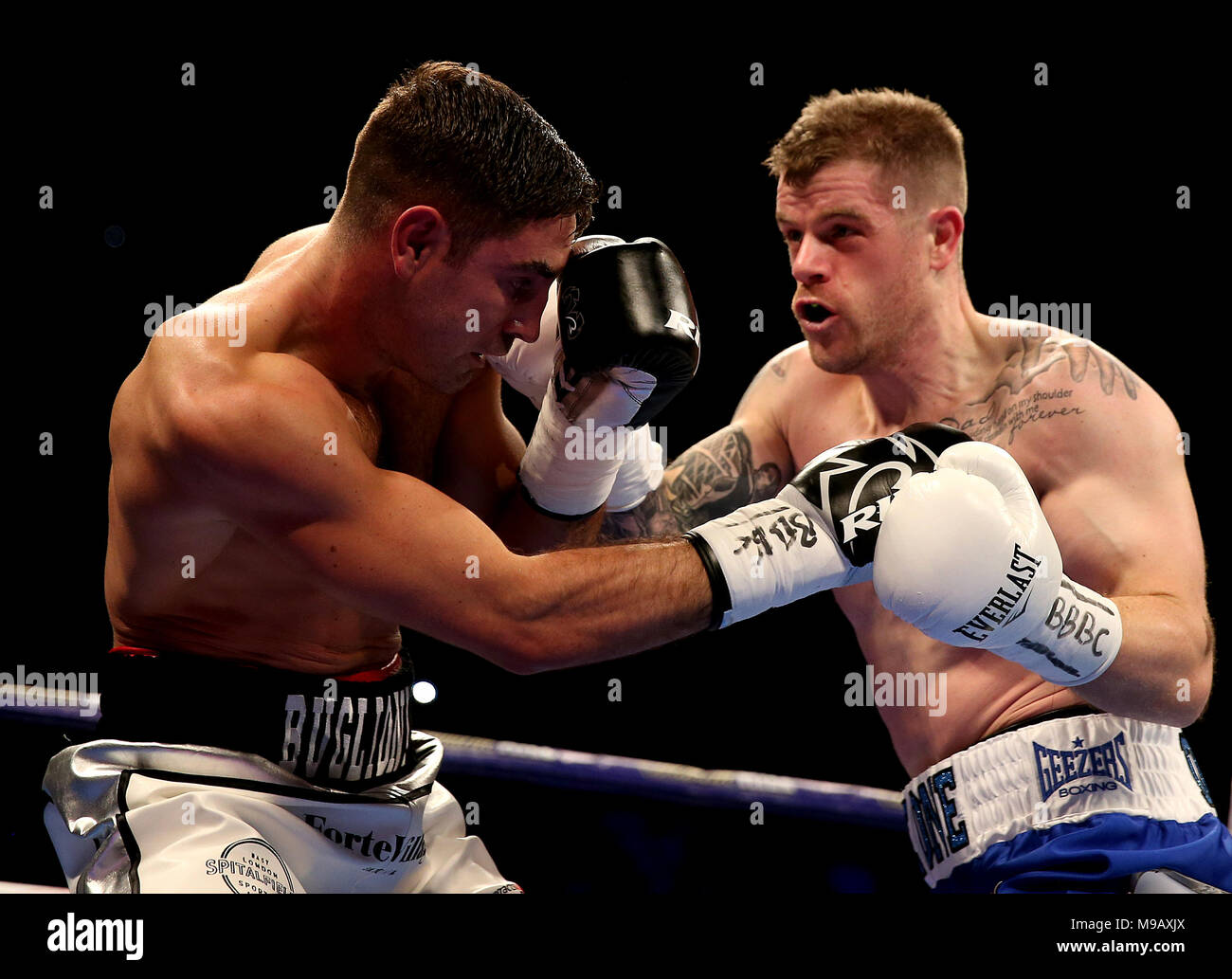 Frank Buglioni (à gauche) contre Callum Johnson dans le championnat britannique et du Commonwealth Light-Heavyweight concours à l'O2 Arena, Londres. ASSOCIATION DE PRESSE Photo. Photo date : Samedi 24 Mars, 2018. Voir l'activité de boxe histoire de Londres. Crédit photo doit se lire : Steven Paston/PA Wire Banque D'Images