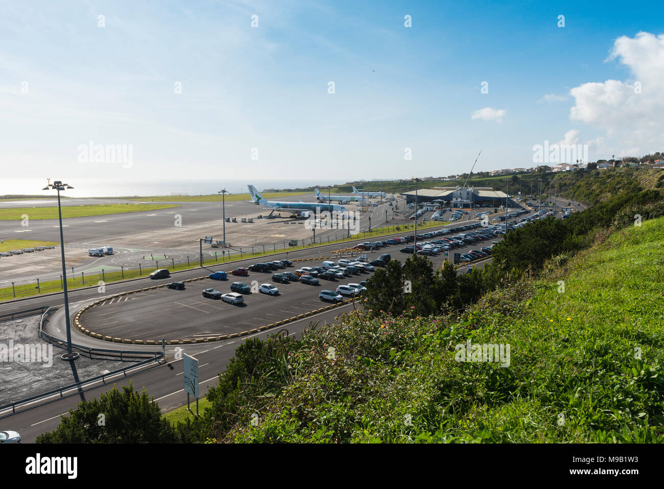 Vue aérienne sur l'aéroport João Paulo II aussi nommé Aeroporto Ponta Delgada à l'île de São Miguel aux Açores avec parking de l'aéroport et location de voiture Banque D'Images