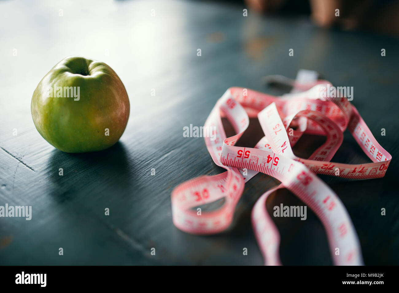 Apple et rose ruban à mesurer, concept de perte de poids Banque D'Images