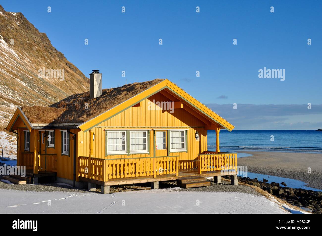 Maison en bois rond jaune Plage Yttervik, Lofoten, Norvège Banque D'Images