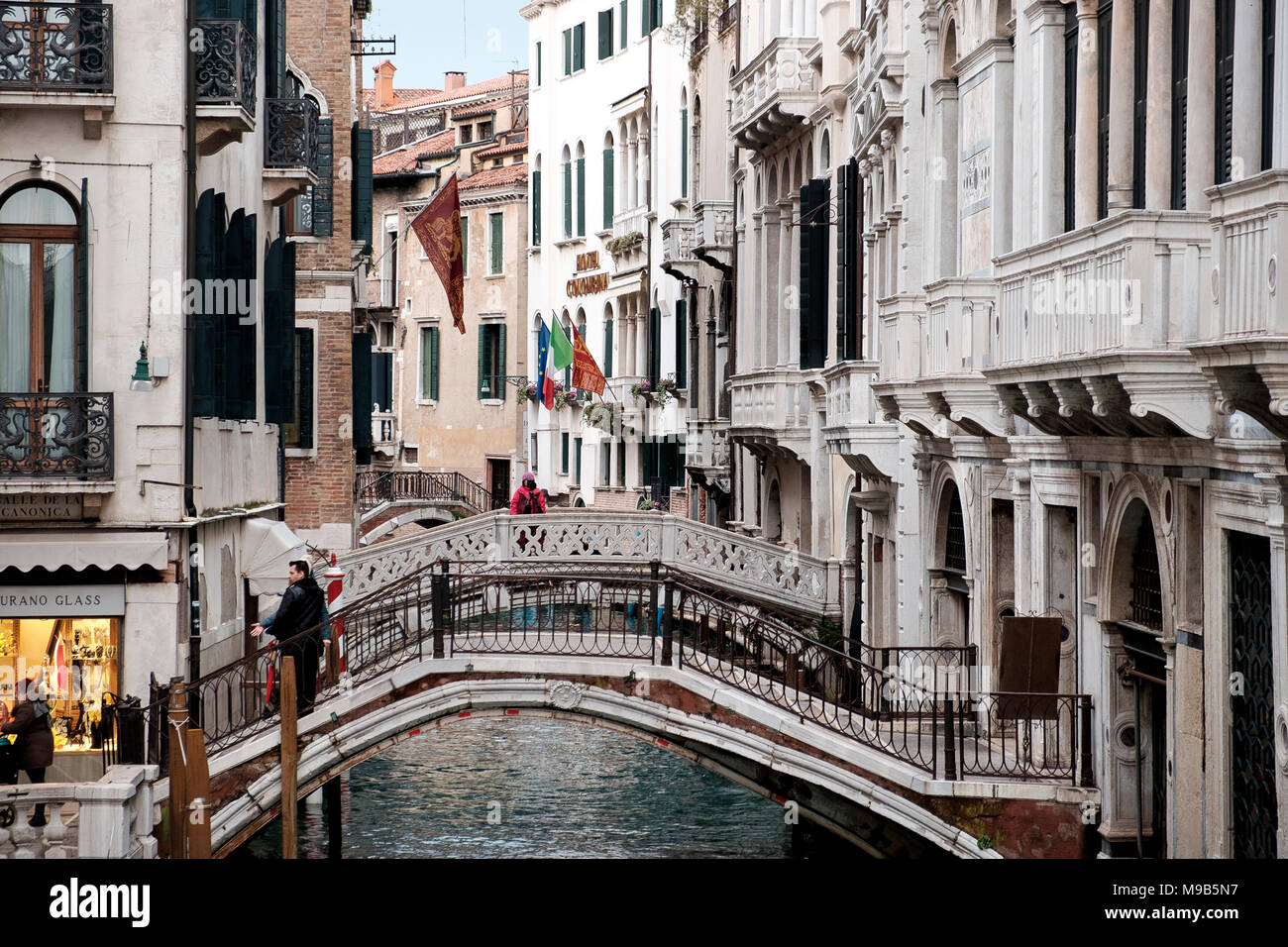 L'impressionnante architecture autour de l'étroit canal Rio de Palazzo o de Canonica à San Marco, Venise, qui mène dans l'autre direction pour le Bridg Banque D'Images