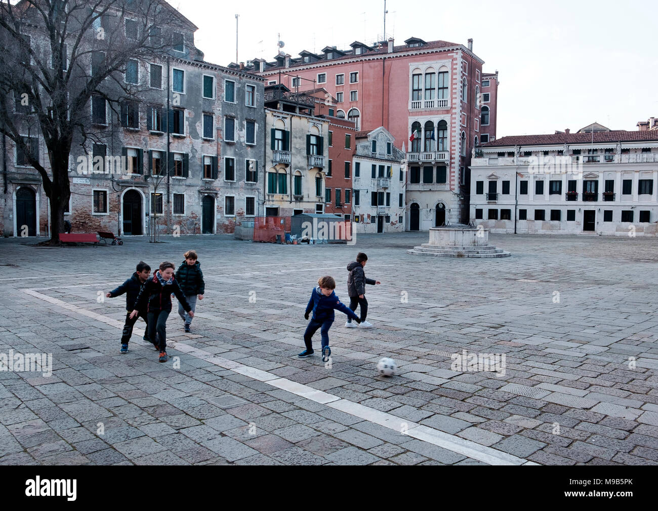 Les enfants jouent au football sur le Campo San Polo, Venise Banque D'Images