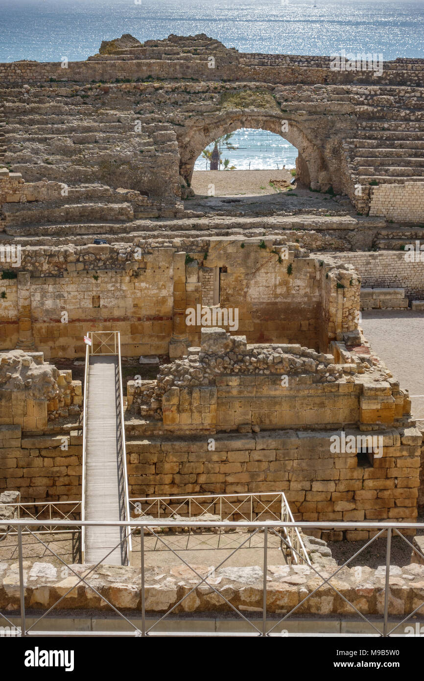 Ancien amphithéâtre romain près de mer méditerranée Banque D'Images