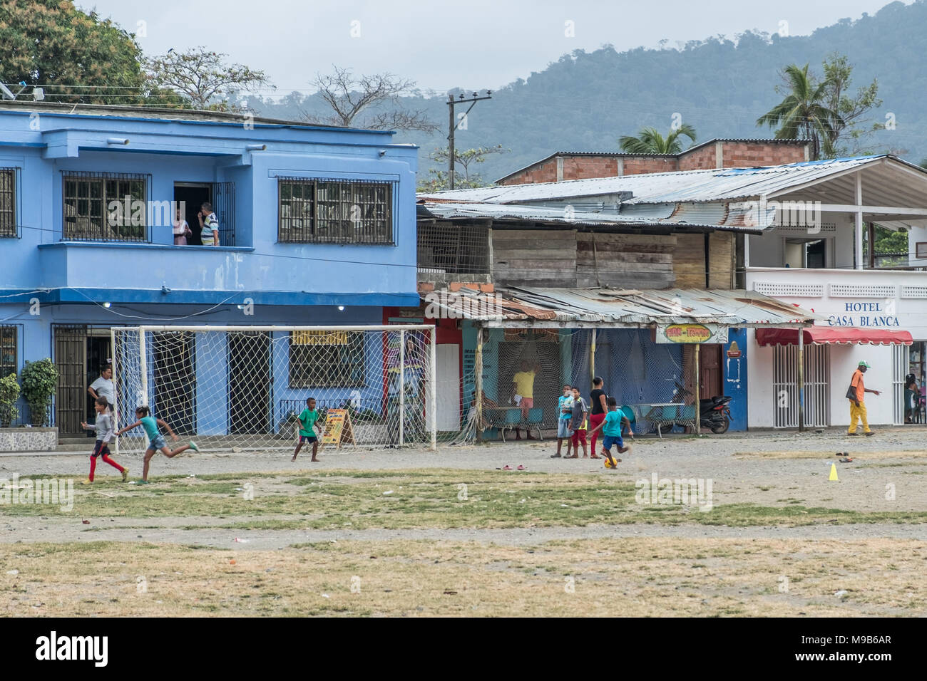 Capurgana, Colombie - mars 2018 : les enfants jouent au soccer dans les rues de Capurgana, Colombie Banque D'Images