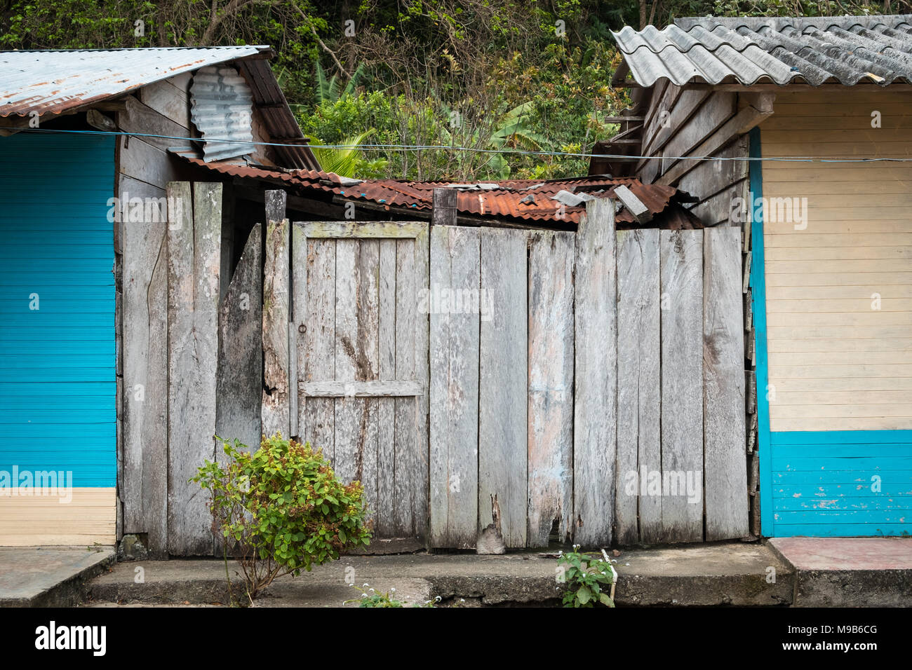 Cabane en bois, baraque, porte du jardin - maison en bois - Banque D'Images