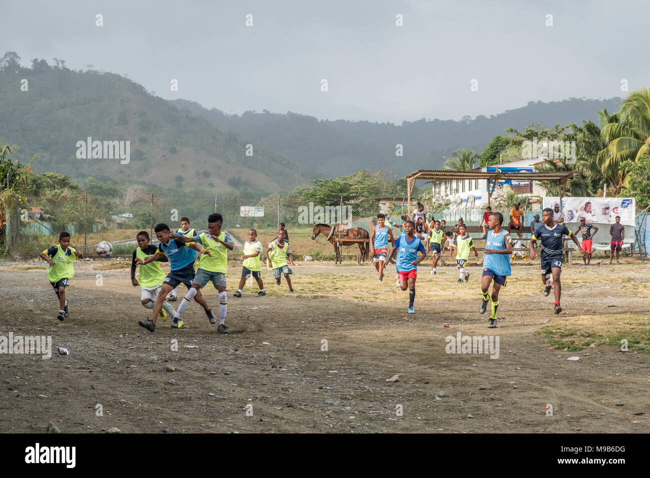 Capurgana, Colombie - mars 2018 : Les Enfants jouant au football dans la rue au centre du village de Capurgana, Colombie. Banque D'Images