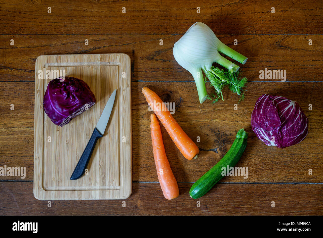 Des légumes sur une table en bois dans la cuisine Banque D'Images