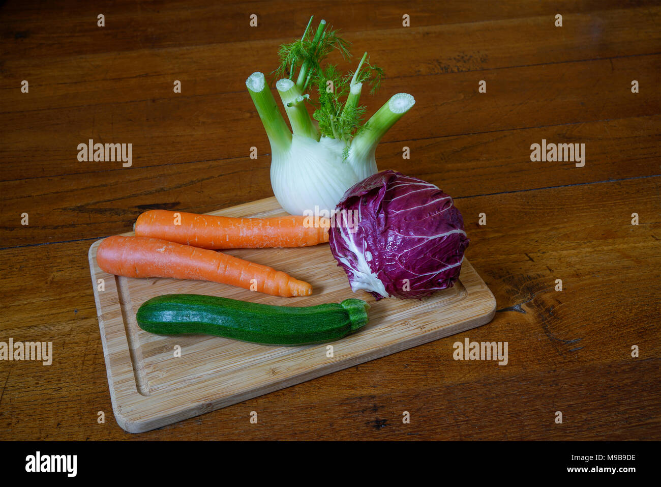 Des légumes sur une table en bois dans la cuisine Banque D'Images