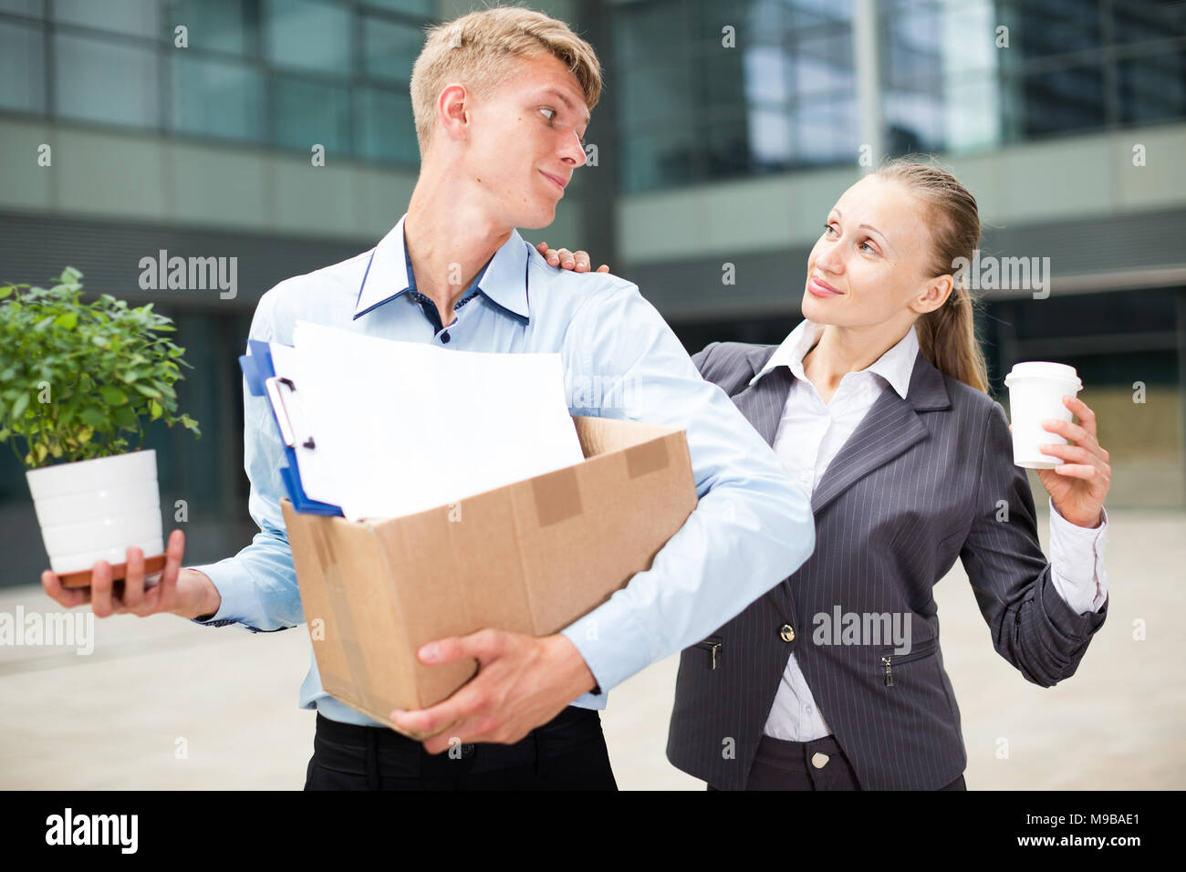 Boss femme est qui souhaitent bonne chance à l'employée de bureau sur les nouveaux lieux de travail. Banque D'Images