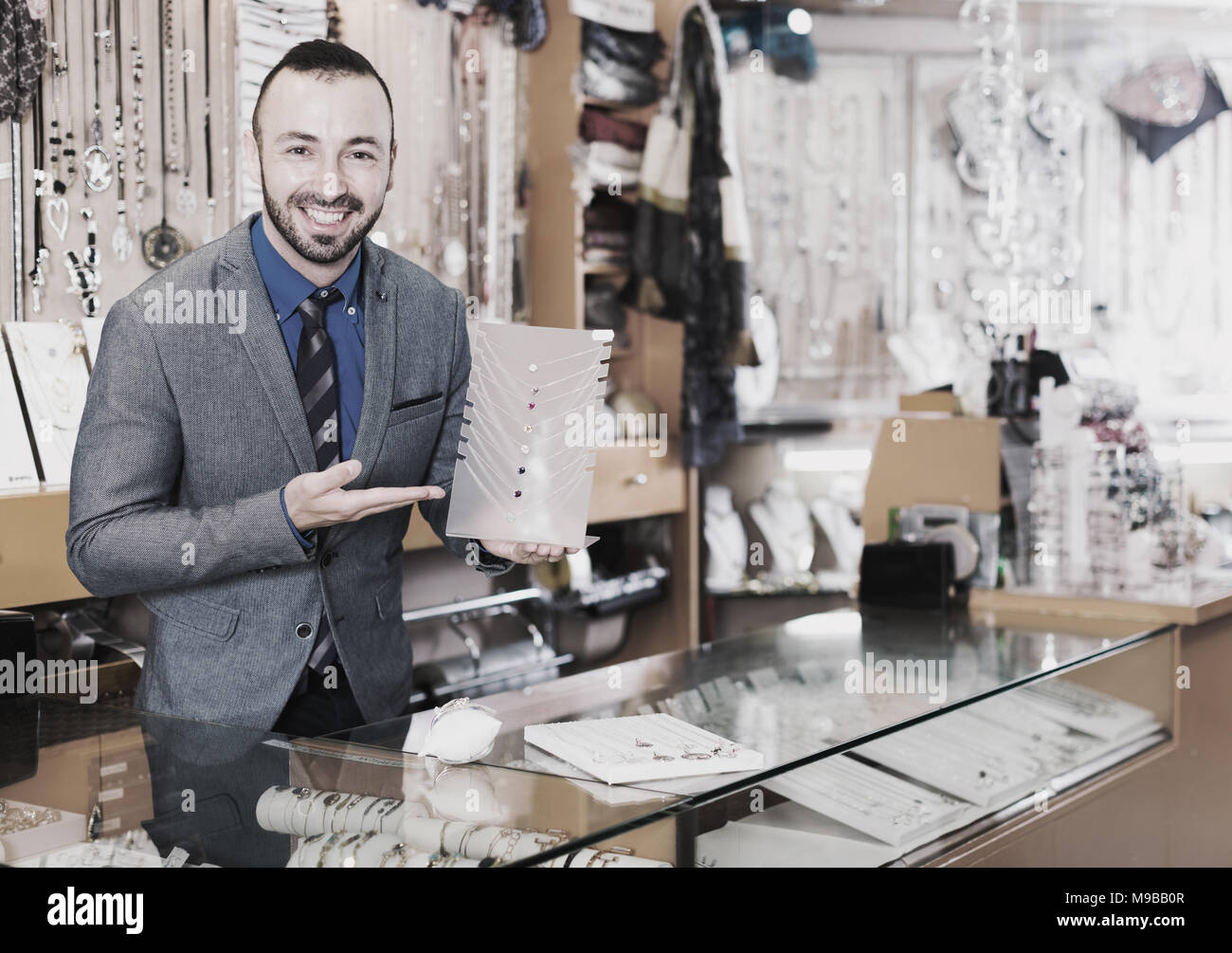 Vendeur travailleur homme montrant différents pendentifs en bijouterie  Photo Stock - Alamy