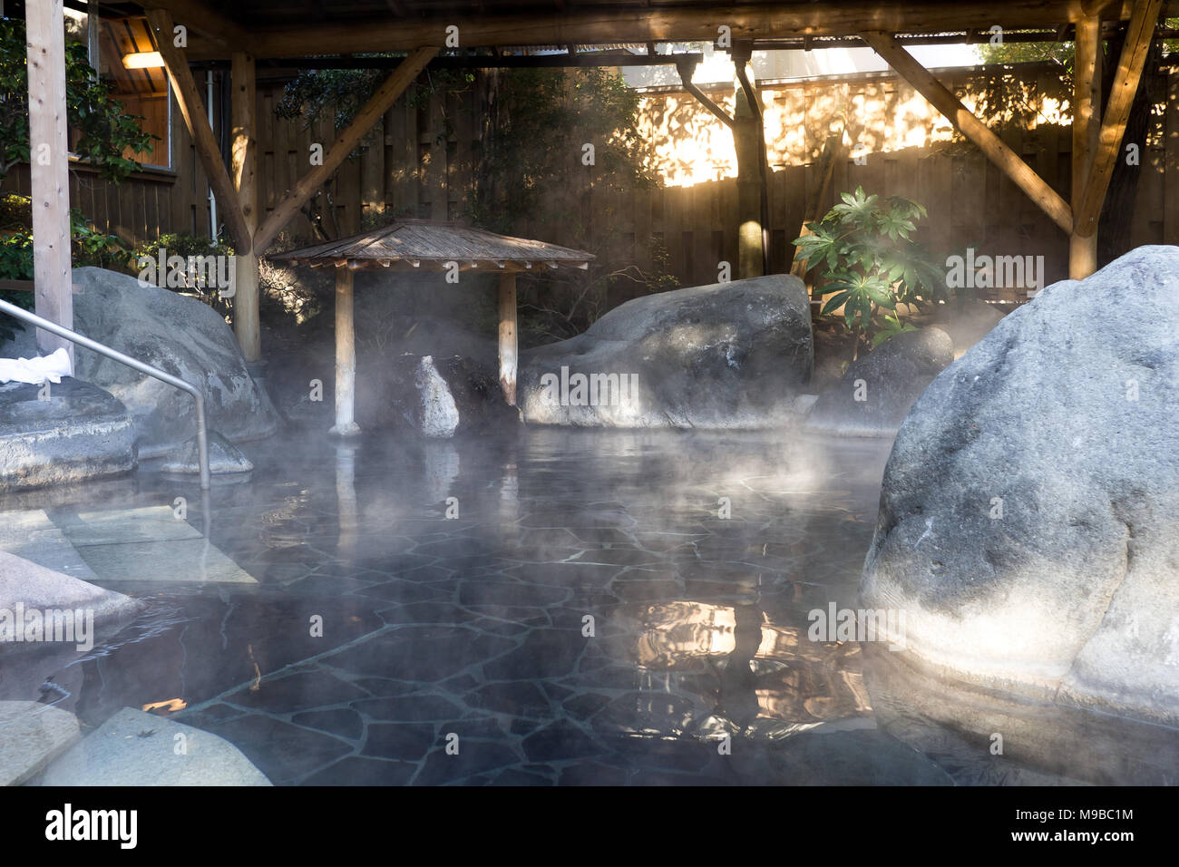 Onsen au Japon avec l'eau de source naturelle d'eau chaude Banque D'Images