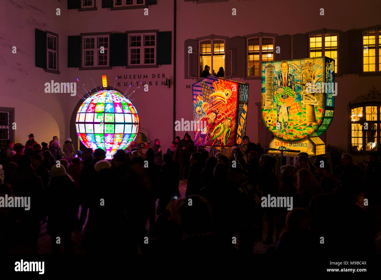 Muensterplatz, Bâle, Suisse - 20 février 2018. Carnaval de Bâle. Trois belles lanternes carnaval lumineux avec une foule de gens regardent Banque D'Images