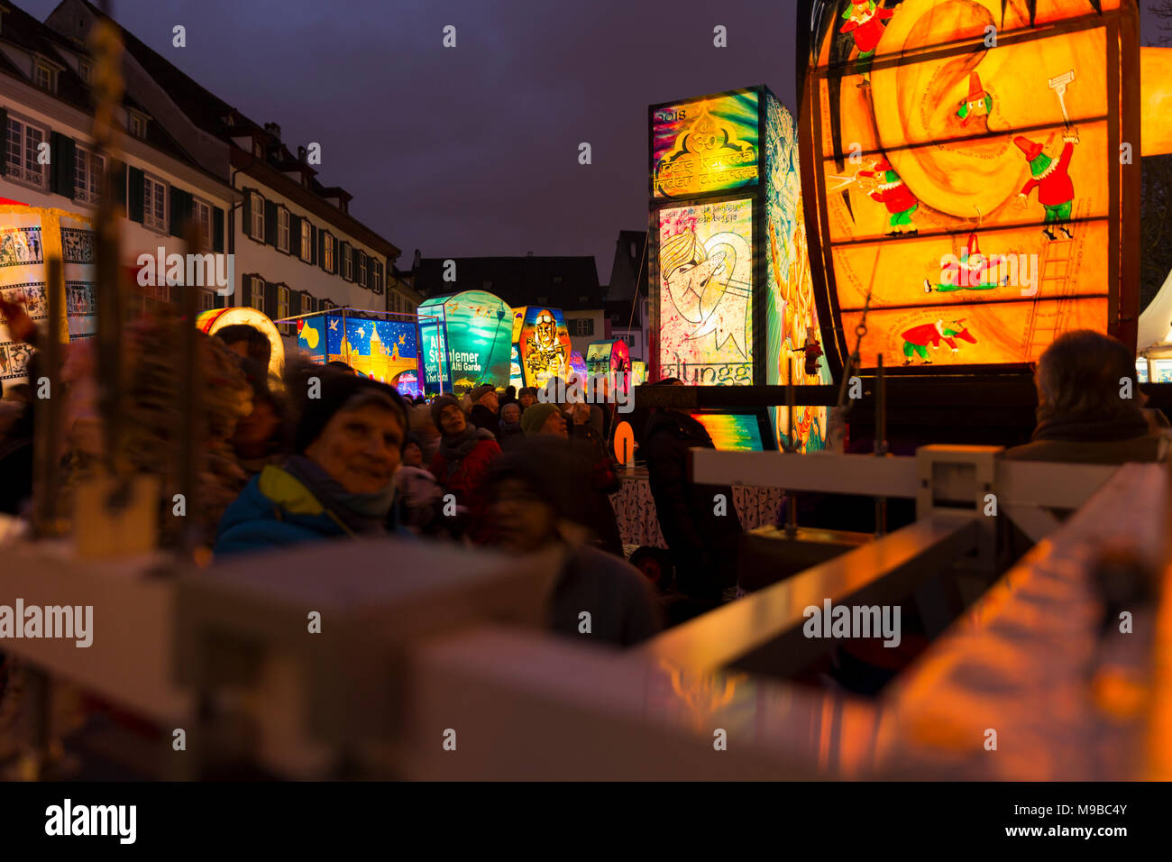 Muensterplatz, Bâle, Suisse - 20 février 2018. Carnaval de Bâle. Les gens qui regardent les nombreuses lanternes carnaval lumineux Banque D'Images