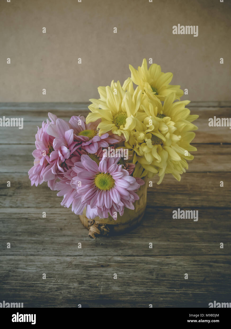 Image Retro, rose et jaune fleur en bambou vase sur table, vintage, d'arrière-plan Banque D'Images
