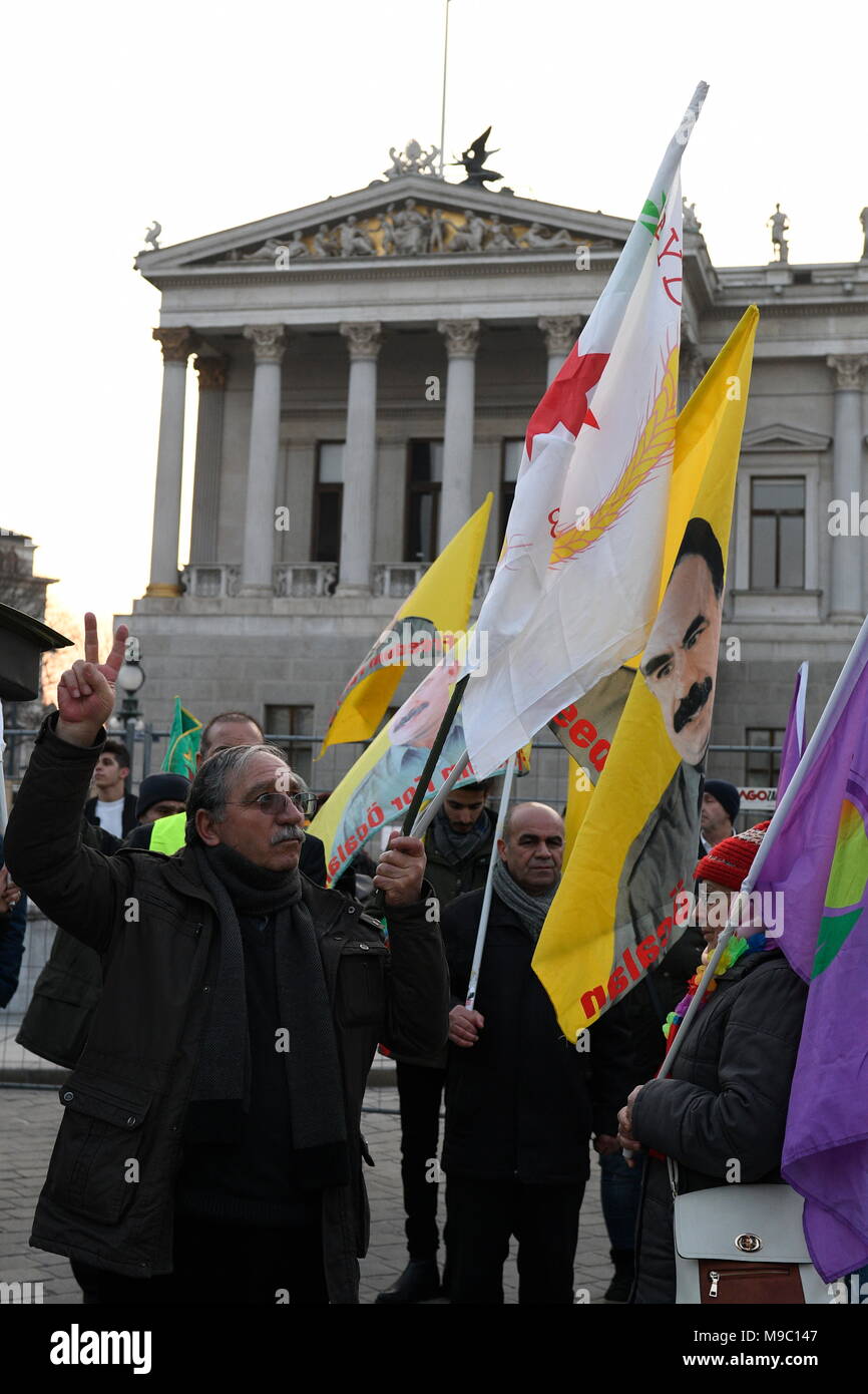 Vienne, Autriche. 24 mars, 2018. Démonstration d'organisations kurdes à l'occasion de la 'Journée' Afrin : Kurdes manifester contre l'invasion de l'armée turque à Afrin. L'image montre des manifestants kurdes avec le drapeau d'Abdullah Öcalan. Credit : Franz Perc / Alamy Live News Banque D'Images