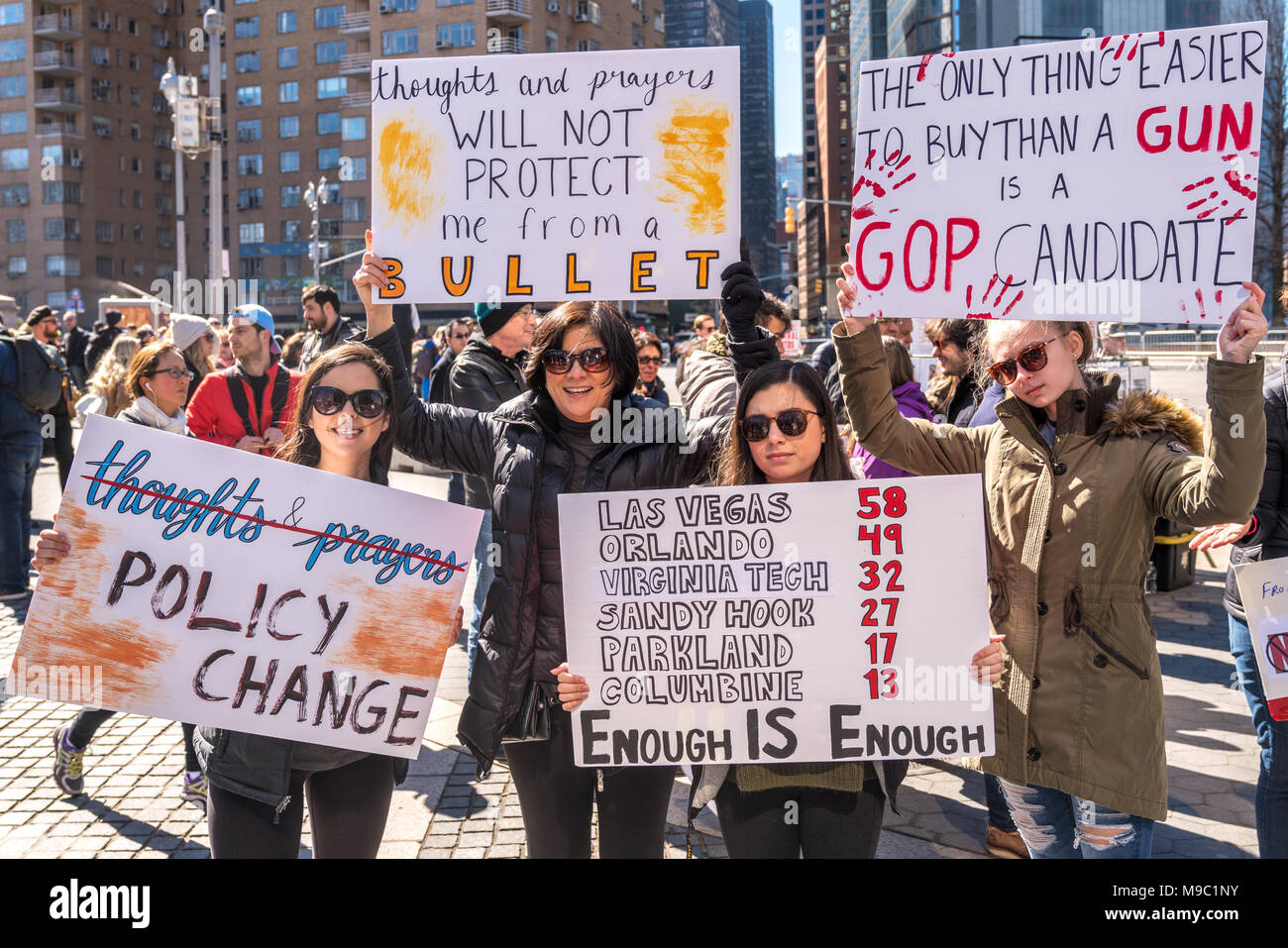 New York, USA. 24 mars 2018. Les étudiants démontrent des signes de lutte contre les armes avant de rejoindre une 'Marche pour la Vie' contre exigeant le contrôle des armes à feu dans la ville de New York. Photo par Enrique Shore/Alamy Live News Banque D'Images