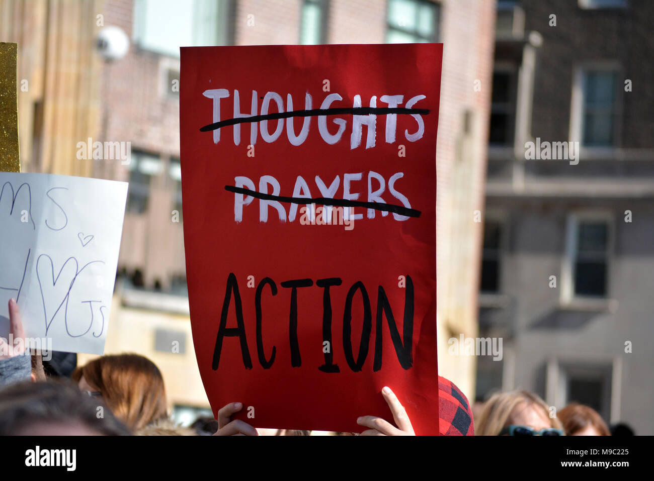 New York, USA. 23 mars, 2018. Les personnes à la Marche pour nos vies rassemblement à New York City. Crédit : Christopher Penler/Alamy Live News Banque D'Images