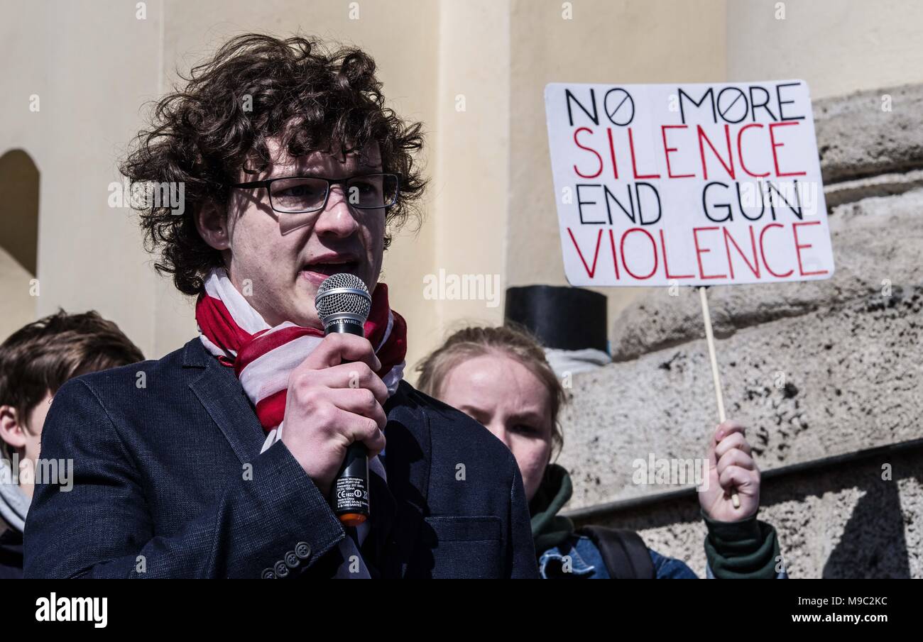 Munich, Bavière, Allemagne. 24Th Mar, 2018. Le président de la jeunesse Patrick Oberlaender (20). Se joindre à certains événements dans le monde, plus de 838 350 expatriés à Munich (Allemagne) ont tenu leur propre démonstration Mars pour nos vies en réponse à l'activisme suscité par la prise de masse Marjory Stoneman Douglas à l'école secondaire. Le dernier tir et activisme subséquente a mis les étudiants et les défenseurs du contrôle des armes à feu sur un parcours direct contre la National Rifle Association (NRA) qui a à son tour renforcé leur lobbying et PR-offensives. L'un des conférenciers invités était Pam Feldmann, la mère d'un étudiant à Parkl Banque D'Images