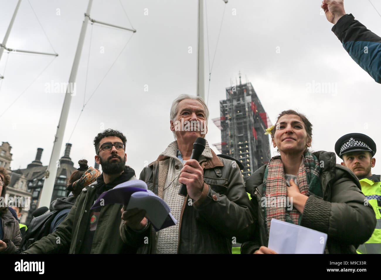 24 mars, 2018. Dirk Campbell avec Sophie Campbell, Anna Campbells père et sa sœur, parle à la manifestation en Parliamnet Square. Manifestation contre les forces turques et jihadistes et l'invasion de la région de l'Afrin à prédominance kurde en Syrie et à ramener le corps de Anna Campbell. La protestation se réunit au Marble Arch avant de marcher à la place du Parlement. Penelope Barritt/Alamy Live News Banque D'Images