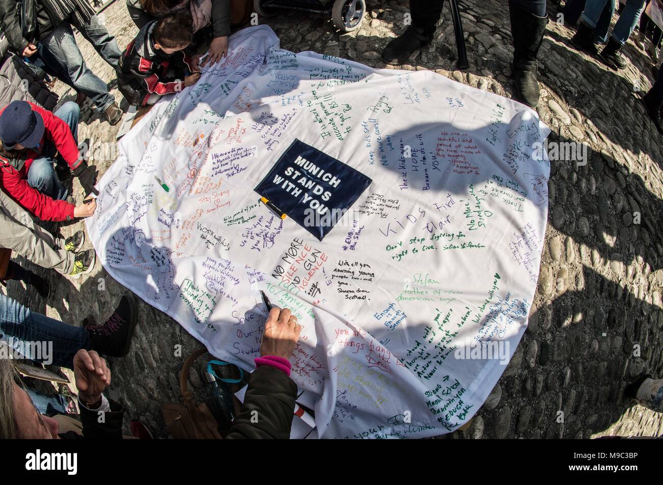 Munich, Bavière, Allemagne. 24Th Mar, 2018. Le président de la jeunesse Patrick Oberlaender (20). Se joindre à certains événements dans le monde, plus de 838 350 expatriés à Munich (Allemagne) ont tenu leur propre démonstration Mars pour nos vies en réponse à l'activisme suscité par la prise de masse Marjory Stoneman Douglas à l'école secondaire. Le dernier tir et activisme subséquente a mis les étudiants et les défenseurs du contrôle des armes à feu sur un parcours direct contre la National Rifle Association (NRA) qui a à son tour renforcé leur lobbying et PR-offensives. L'un des conférenciers invités était Pam Feldmann, la mère d'un étudiant à Parkl Banque D'Images