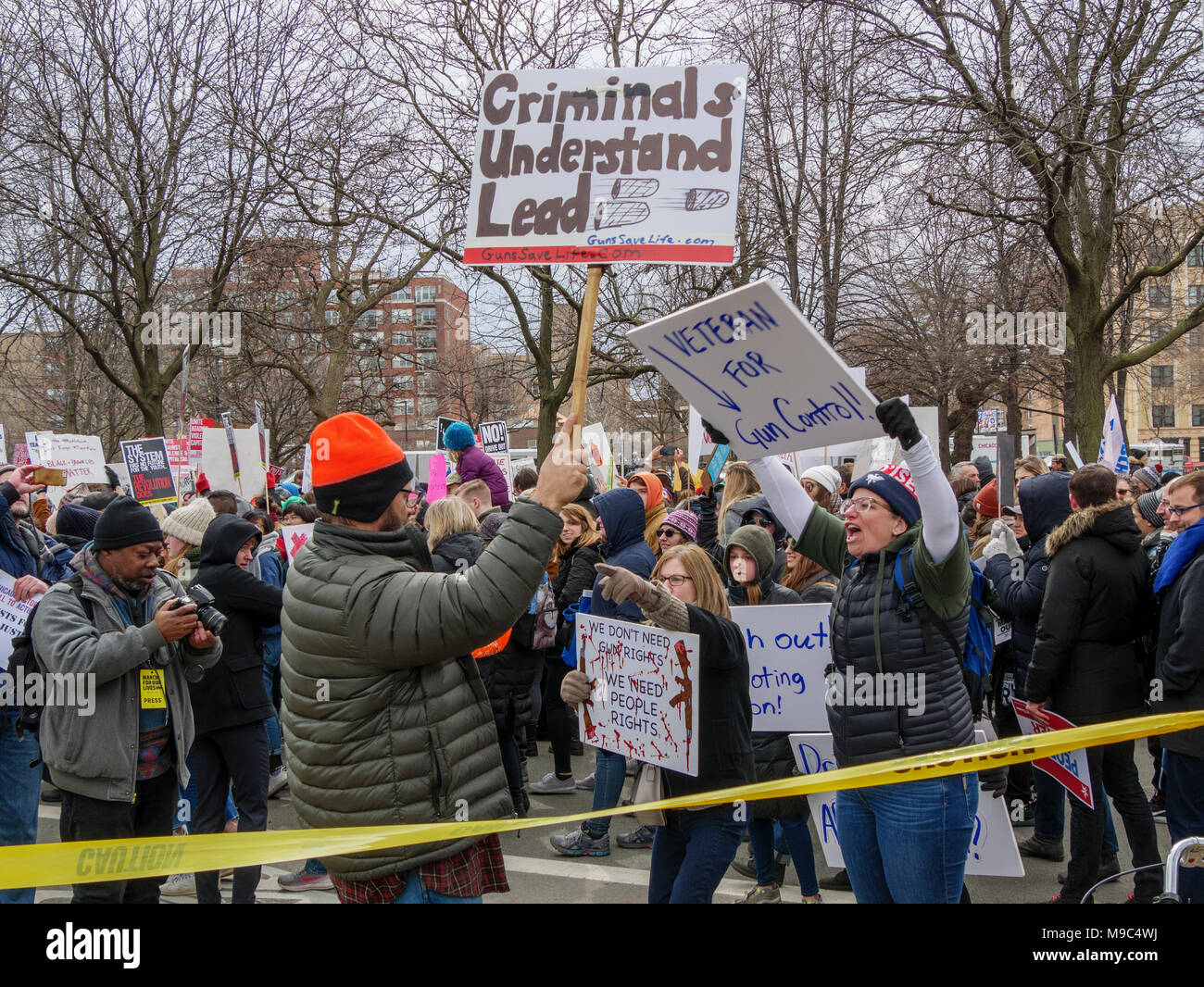 Chicago, Illinois, USA. Le 24 mars 2018. Règlement préconise des armes à feu s'attaquer à une pro-gun manifestant contre d'aujourd'hui à mars pour protester contre notre vie dans cette ville du Midwest. Des milliers de manifestants ont défilé d'armes à feu règlement à l'appui de l'augmentation de la réglementation des armes à feu aux Etats-Unis. Banque D'Images