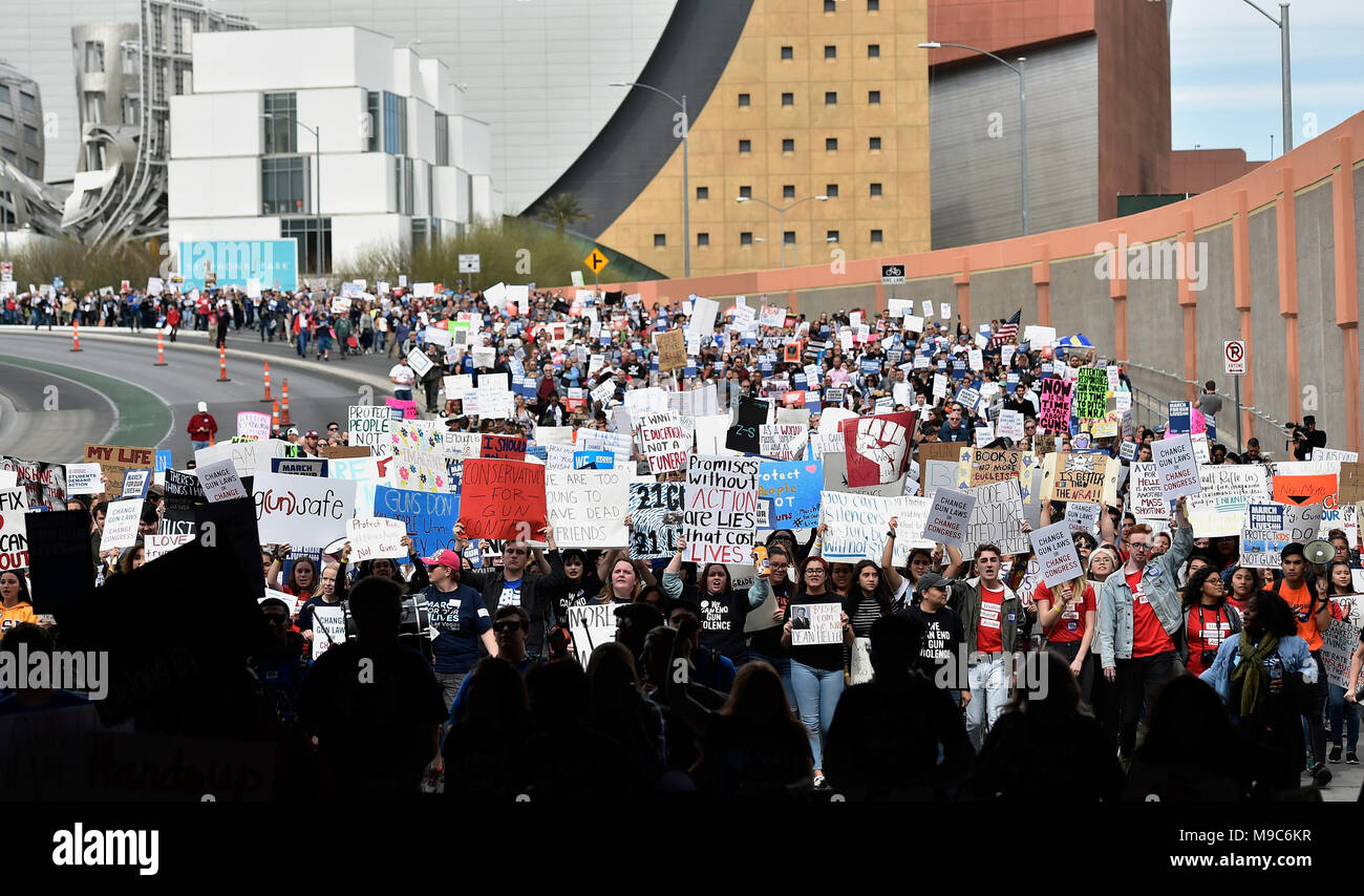 Las Vegas, Nevada, USA. 24Th Mar, 2018. Rassemblement de personnes au cours de la marche pour notre vie de démonstration. Des centaines de milliers de manifestants, y compris les étudiants, les enseignants et les parents sont attendus pour se réunir à travers le pays pour la violence contre les armes des rassemblements, stimulé en grande partie par la fusillade qui a eu lieu le jour de la Saint-Valentin à l'école secondaire Marjory Stoneman Douglas dans un parc, en Floride, où 17 personnes sont mortes. Crédit : David Becker/ZUMA/Alamy Fil Live News Banque D'Images