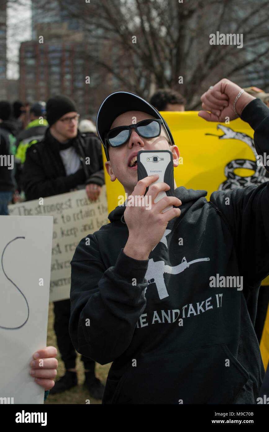 Boston, MA, USA Kids 2-6y -2018 : moins de 100 pro-gun préconise a tenté de démontrer à la périphérie de milliers de mars pour nos vies (MFOL) lutte contre les armes à feu des manifestants qui ont convergé sur le Boston Common, le plus vieux parc public aux États-Unis l'MFOL manifestations étaient une réaction à une fusillade à l'école secondaire Marjory Stoneman Douglas le jour de la Saint-Valentin de 2018 dans un parc en Floride. Le tournage en Floride à gauche 17 lycéens morts. Pro-gun manifestants étaient entourés par la Police de Boston pour les séparer du MFOL manifestants. Credit : Chuck Nacke / Alamy Live News Banque D'Images